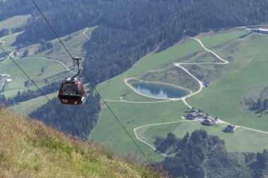 Teleferik ile dağlar manzara pastoral yaz