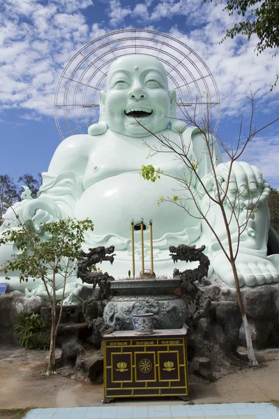 Statue de Bouddha assis et souriant — Photo