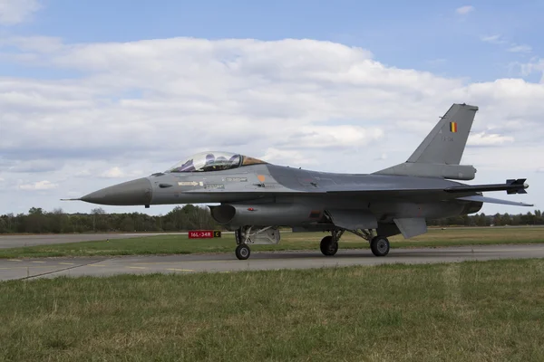 Landing F-16 Falcão de combate com bandeira belga na CIAF — Fotografia de Stock