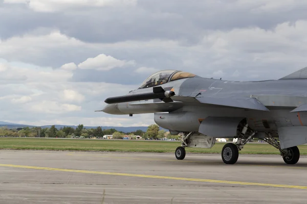 Přistání F-16 Fighting Falcon s belgickou vlajku na Ciaf — Stock fotografie