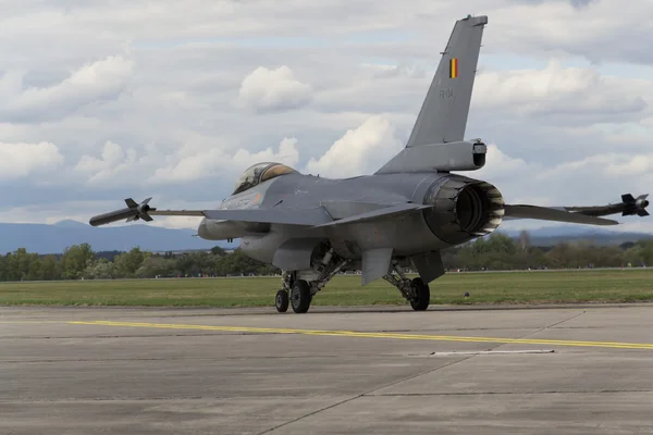 Přistání F-16 Fighting Falcon s belgickou vlajku na Ciaf — Stock fotografie