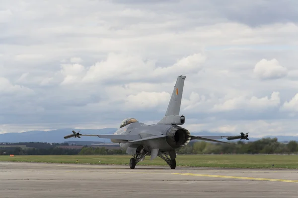 Landing F-16 Fighting Falcon with Belgian flag on the CIAF — Stock Photo, Image