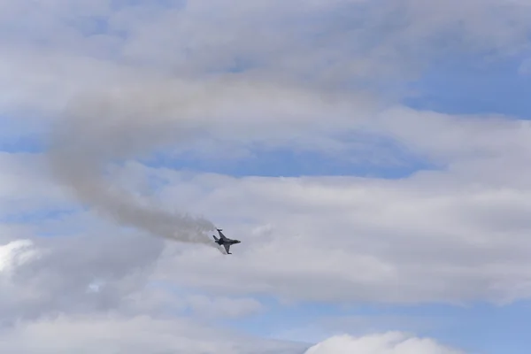 一般的なダイナミクス f-16 戦闘機の戦闘機を飛行 — ストック写真