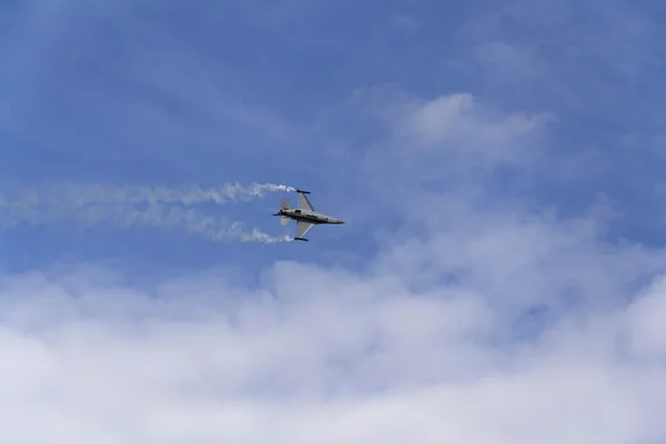 飞行战斗机通用动力 f-16 战斗猎鹰 — 图库照片