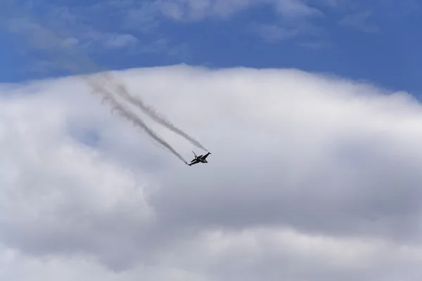一般的なダイナミクス f-16 戦闘機の戦闘機を飛行 — ストック写真