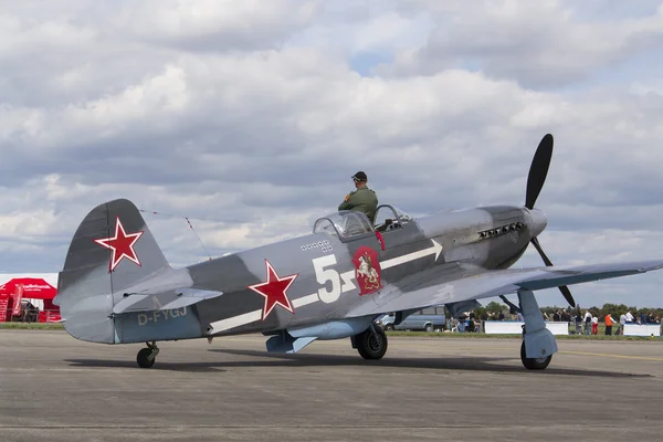 Combatiente soviético de la Segunda Guerra Mundial Yakovlev Yak-3 en pista de aterrizaje en el CIAF - Festival aéreo internacional checo el 5 de septiembre de 2015 en Hradec Kralove, República Checa . —  Fotos de Stock