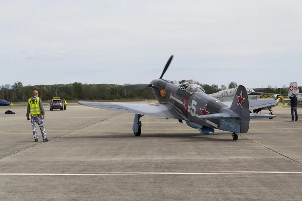 Combatiente soviético de la Segunda Guerra Mundial Yakovlev Yak-3 en pista de aterrizaje en el CIAF - Festival aéreo internacional checo el 5 de septiembre de 2015 en Hradec Kralove, República Checa . —  Fotos de Stock