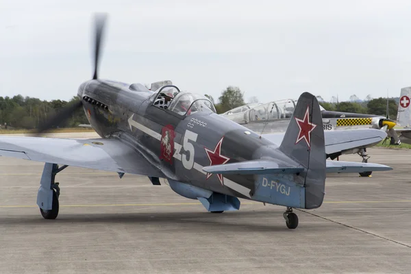 Combatiente soviético de la Segunda Guerra Mundial Yakovlev Yak-3 en pista de aterrizaje en el CIAF - Festival aéreo internacional checo el 5 de septiembre de 2015 en Hradec Kralove, República Checa . —  Fotos de Stock