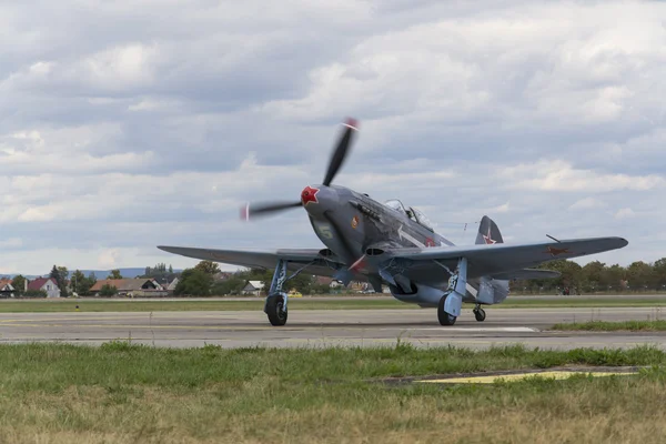 2. Weltkrieg sowjetisches Kampfflugzeug yakovlev yak-3 auf der Landebahn des Ciaf - tschechisches internationales Luftfest am 5. September 2015 in hradec kralove, Tschechische Republik. — Stockfoto