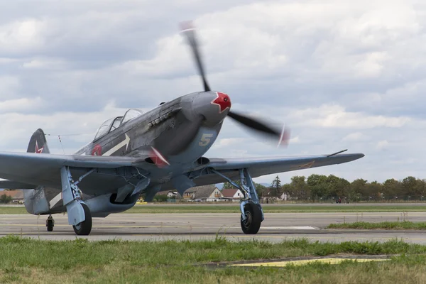 2. Weltkrieg sowjetisches Kampfflugzeug yakovlev yak-3 auf der Landebahn des Ciaf - tschechisches internationales Luftfest am 5. September 2015 in hradec kralove, Tschechische Republik. — Stockfoto