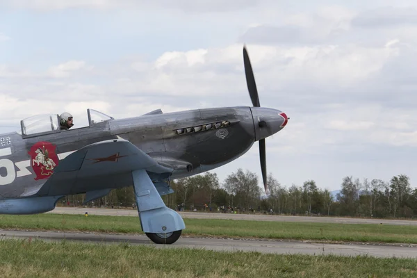 Combatiente soviético de la Segunda Guerra Mundial Yakovlev Yak-3 en pista de aterrizaje en el CIAF - Festival aéreo internacional checo el 5 de septiembre de 2015 en Hradec Kralove, República Checa . —  Fotos de Stock