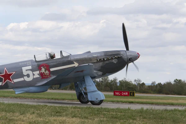 Combatiente soviético de la Segunda Guerra Mundial Yakovlev Yak-3 en pista de aterrizaje en el CIAF - Festival aéreo internacional checo el 5 de septiembre de 2015 en Hradec Kralove, República Checa . —  Fotos de Stock