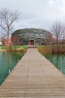 Capi hnizdo Leylek Yuvası 23 Kasım 2019 'da Çek Cumhuriyeti' nin Olbramovice şehrindeki dev bir kuş yuvasına benzeyen ahşap bir arenayla kaplıdır..