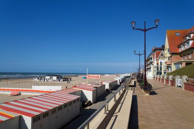 Batı Flanders 'daki sahil köyündeki sahil restoranında insanlar güneşli bir yaz günü 23 Mayıs 2025' te De Haan, Belçika 'da..