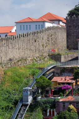 Ribeira 'yı nehir kıyısına bağlayan Funicular dos Guindais tren yolu 12 Temmuz 2025' te Portekiz 'in Porto şehrinde Luiz I Köprüsü yakınlarında Batalha ile kenti birbirine bağlıyor..