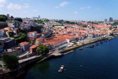 Teleferico de Gaia teleferiği, 12 Temmuz 2025 'te Portekiz' in Porto şehrinde, Luiz I Köprüsü yakınlarındaki Douro nehrinin kıyısındaki Vila Nova de Gaia 'da tekli teleferik teleferik kaldırışı..