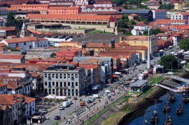 Teleferico de Gaia teleferiği, 12 Temmuz 2025 'te Portekiz' in Porto şehrinde, Luiz I Köprüsü yakınlarındaki Douro nehrinin kıyısındaki Vila Nova de Gaia 'da tekli teleferik teleferik kaldırışı..