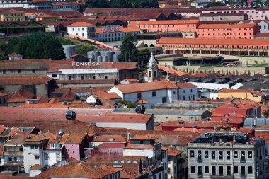 Teleferico de Gaia teleferiği, 12 Temmuz 2025 'te Portekiz' in Porto şehrinde, Luiz I Köprüsü yakınlarındaki Douro nehrinin kıyısındaki Vila Nova de Gaia 'da tekli teleferik teleferik kaldırışı..