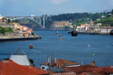 Teleferico de Gaia teleferiği, 12 Temmuz 2025 'te Portekiz' in Porto şehrinde, Luiz I Köprüsü yakınlarındaki Douro nehrinin kıyısındaki Vila Nova de Gaia 'da tekli teleferik teleferik kaldırışı..