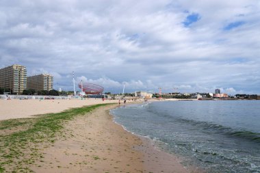 İnsanlar 11 Temmuz 2025 'te Porto, Portekiz' de sahil ve sahil boyunca gezinen sanatçı Janet Echelman 'ın anemona heykeli olarak bilinen heykeli etrafında dolaşıyorlar..