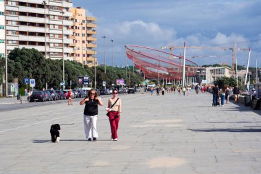 İnsanlar 11 Temmuz 2025 'te Porto, Portekiz' de sahil ve sahil boyunca gezinen sanatçı Janet Echelman 'ın anemona heykeli olarak bilinen heykeli etrafında dolaşıyorlar..