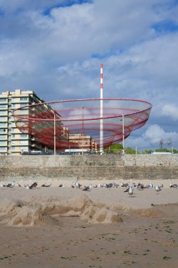 İnsanlar 11 Temmuz 2025 'te Porto, Portekiz' de sahil ve sahil boyunca gezinen sanatçı Janet Echelman 'ın anemona heykeli olarak bilinen heykeli etrafında dolaşıyorlar..