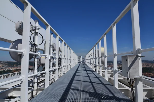 Bos van zenders en antennes op de wolkenkrabber — Stockfoto