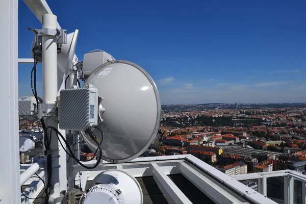 Bos van zenders en antennes op de wolkenkrabber — Stockfoto