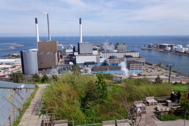 Amager Bakke Kopenhill 'in çatısındaki kamusal alandaki insanlar, Danimarka' nın Kopenhag şehrinde 1 Mayıs 2023 'te eğlence tesisi olan enerji santrali..