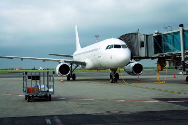 Havaalanı pistinde uçağa bağlı jet biniş köprüsü ile uçuş hazırlığı.