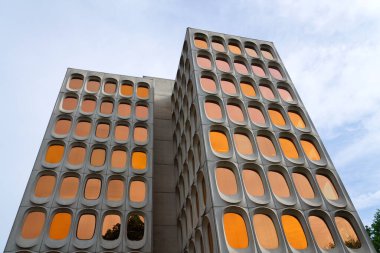 Fonksiyonist ofis CBR binası, Watermael-Boitsfort, Bussels, Belçika 'daki prefabrik modüler beton cephesi