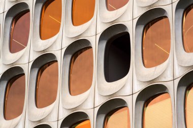 Fonksiyonist ofis CBR binası, Watermael-Boitsfort, Bussels, Belçika 'daki prefabrik modüler beton cephesi