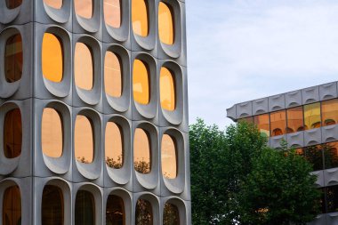 Fonksiyonist ofis CBR binası, Watermael-Boitsfort, Bussels, Belçika 'daki prefabrik modüler beton cephesi