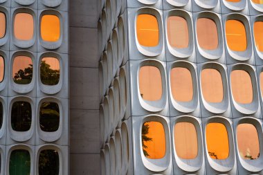 Fonksiyonist ofis CBR binası, Watermael-Boitsfort, Bussels, Belçika 'daki prefabrik modüler beton cephesi