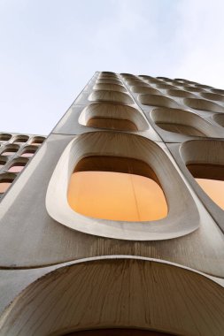 Fonksiyonist ofis CBR binası, Watermael-Boitsfort, Bussels, Belçika 'daki prefabrik modüler beton cephesi