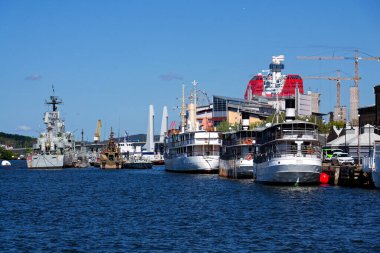 Hisingen dikey kaldırma köprüsü Hisingsbron, İsveç 'in Göteborg şehrinde 12 Mayıs 2025 tarihinde Hisingen adasını ana karaya bağlar..