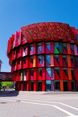 Üniversite kütüphanesi Chalmers Larandetorg, Lindholmen 'de Kuggen, Göteborg, İsveç, güneşli bir gün