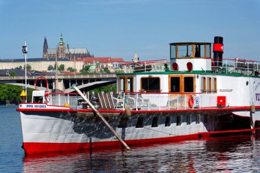 Vltava vapuru, 29 Nisan 2025 'te Çek Cumhuriyeti Prag' da Vltava Nehri 'nde yüzen son kalan iki vapurdan biri..