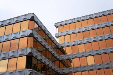 1976 'dan itibaren CBR binası, Watermael-Boitsfort, Brüksel, Belçika' nın karşısındaki Generali 'nin işlevsel ofisi üzerine prefabrik modüler beton cephe