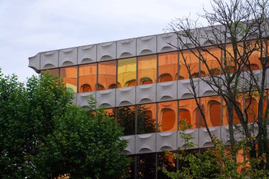 1976 'dan itibaren CBR binası, Watermael-Boitsfort, Brüksel, Belçika' nın karşısındaki Generali 'nin işlevsel ofisi üzerine prefabrik modüler beton cephe