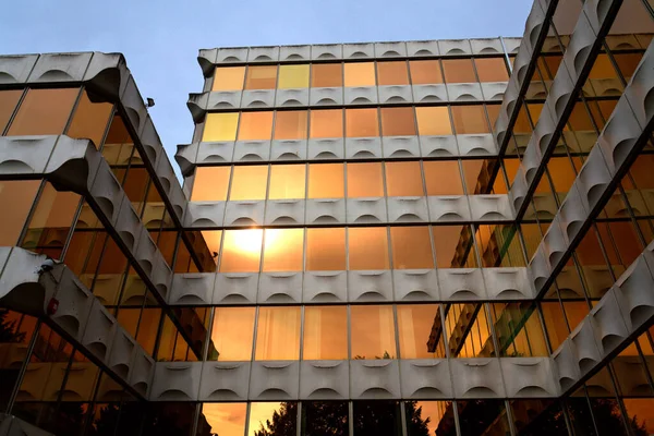 1976 'dan itibaren CBR binası, Watermael-Boitsfort, Brüksel, Belçika' nın karşısındaki Generali 'nin işlevsel ofisi üzerine prefabrik modüler beton cephe