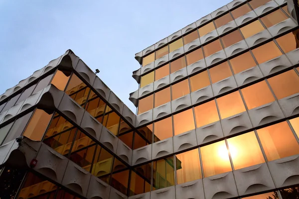 1976 'dan itibaren CBR binası, Watermael-Boitsfort, Brüksel, Belçika' nın karşısındaki Generali 'nin işlevsel ofisi üzerine prefabrik modüler beton cephe