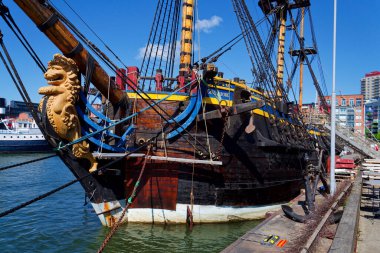 Dünyanın en büyük okyanusu tahtadan yelkenli gemi, tarihi İsveçli Hintli Hintli Gotheborg 'un kopyası 12 Mayıs 2025' te İsveç 'in Göteborg kentinde Eriksberg limanına yanaştı..