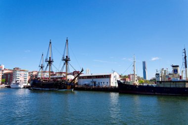 Dünyanın en büyük okyanusu tahtadan yelkenli gemi, tarihi İsveçli Hintli Hintli Gotheborg 'un kopyası 12 Mayıs 2025' te İsveç 'in Göteborg kentinde Eriksberg limanına yanaştı..