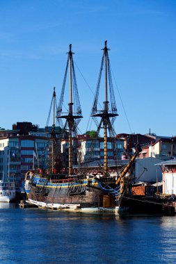 Dünyanın en büyük okyanusu tahtadan yelkenli gemi, tarihi İsveçli Hintli Hintli Gotheborg 'un kopyası 12 Mayıs 2025' te İsveç 'in Göteborg kentinde Eriksberg limanına yanaştı..