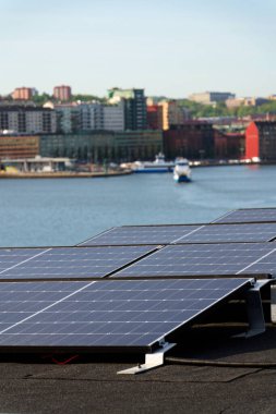 Dairenin çatısındaki güneş panelleri, yenilenebilir yeşil sürdürülebilir enerji konsepti, su soğutma, havadan görüş, Göteborg, İsveç