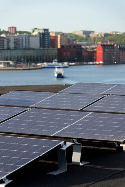 Dairenin çatısındaki güneş panelleri, yenilenebilir yeşil sürdürülebilir enerji konsepti, su soğutma, havadan görüş, Göteborg, İsveç
