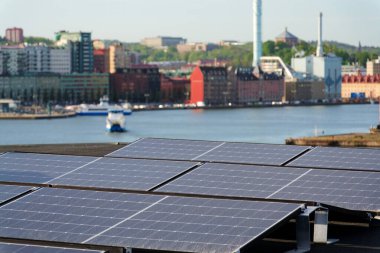 Dairenin çatısındaki güneş panelleri, yenilenebilir yeşil sürdürülebilir enerji konsepti, su soğutma, havadan görüş, Göteborg, İsveç