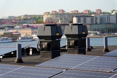 Dairenin çatısındaki güneş panelleri, yenilenebilir yeşil sürdürülebilir enerji konsepti, su soğutma, havadan görüş, Göteborg, İsveç