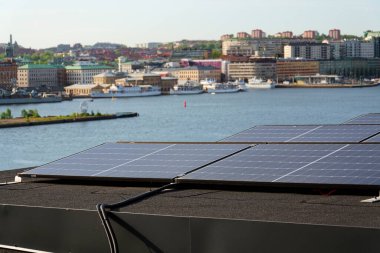 Dairenin çatısındaki güneş panelleri, yenilenebilir yeşil sürdürülebilir enerji konsepti, su soğutma, havadan görüş, Göteborg, İsveç